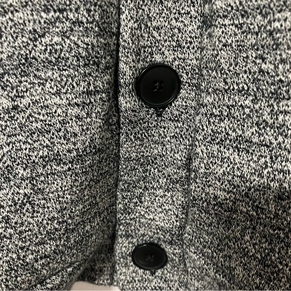 Club Monaco | Grey cardigan with button closure and 2 front pockets - Picture 3 of 9